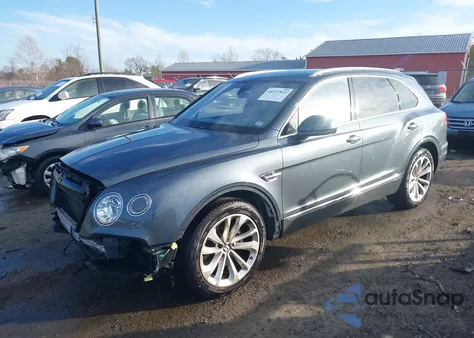 2017 Bentley Bentayga W12/W12 First Edition z USA, uszkodzony, nr VIN SJAAC2ZV0HC015910
